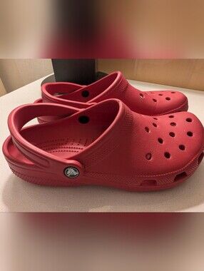 Crocs Classic Clog red M 7 W 9  excellent condition, worn once